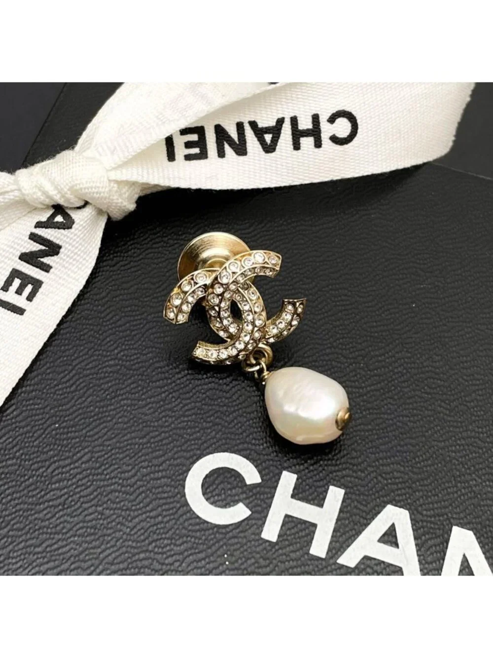 Chanel CC Logo Brooch 11c Rhinestone Gold Pearl